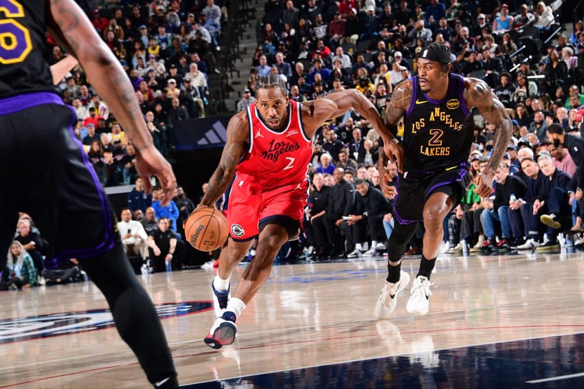 Kawhi Leonard durante jogo contra o Lakers na NBA (Foto: Adam Pantozzi / NBAE / Getty Images / Getty Images via AFP)