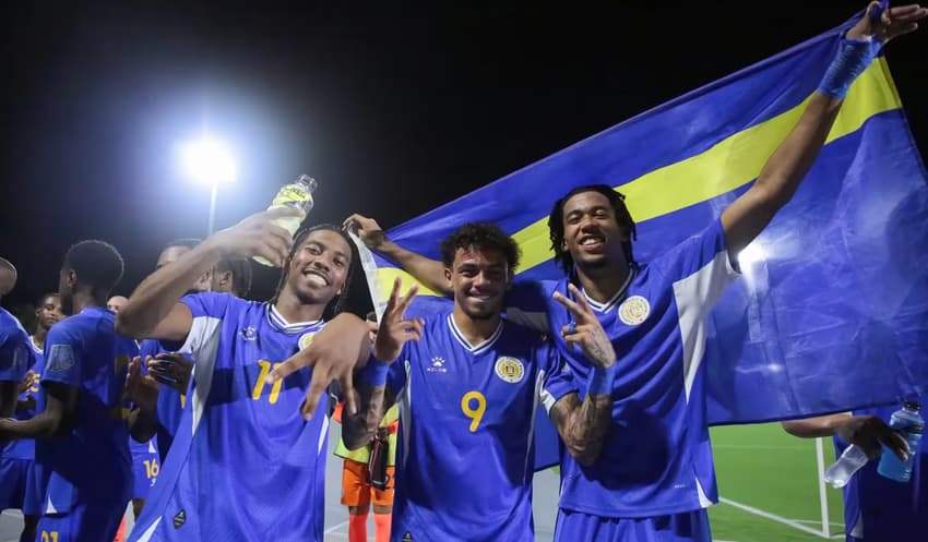 Jogadores de Curaçao celebram classificação para a Copa do Mundo de 2026 (Foto: reprodução)
