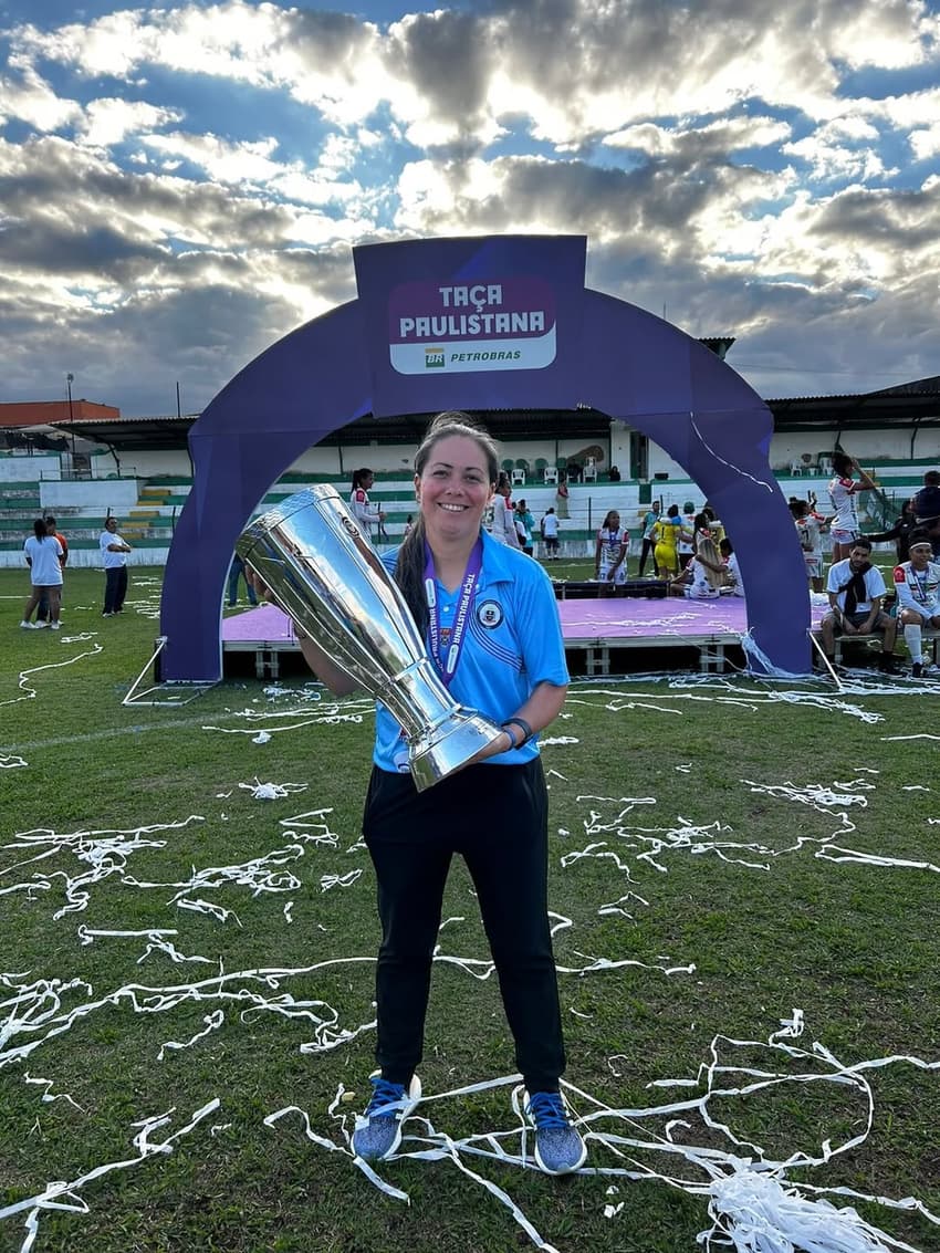 Denise Fernandes levanta troféu da Copa Paulistana. (Foto: reprodução/redes sociais)