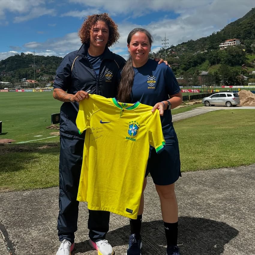 Denise Fernandes e Cristiane na Granja Comary. (Foto: Reprodução/redes sociais)