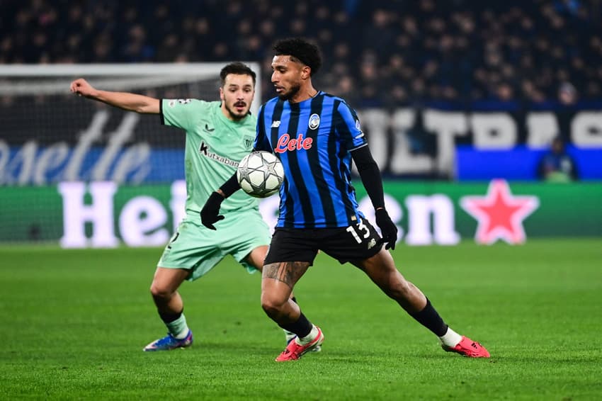 Atlético: Andoni Gorosabel (#02), do Athletic Bilbao, disputa a bola com Éderson (#13), da Atalanta, durante partida válida pela Champions League (Foto: Piero Cruciatti/AFP)