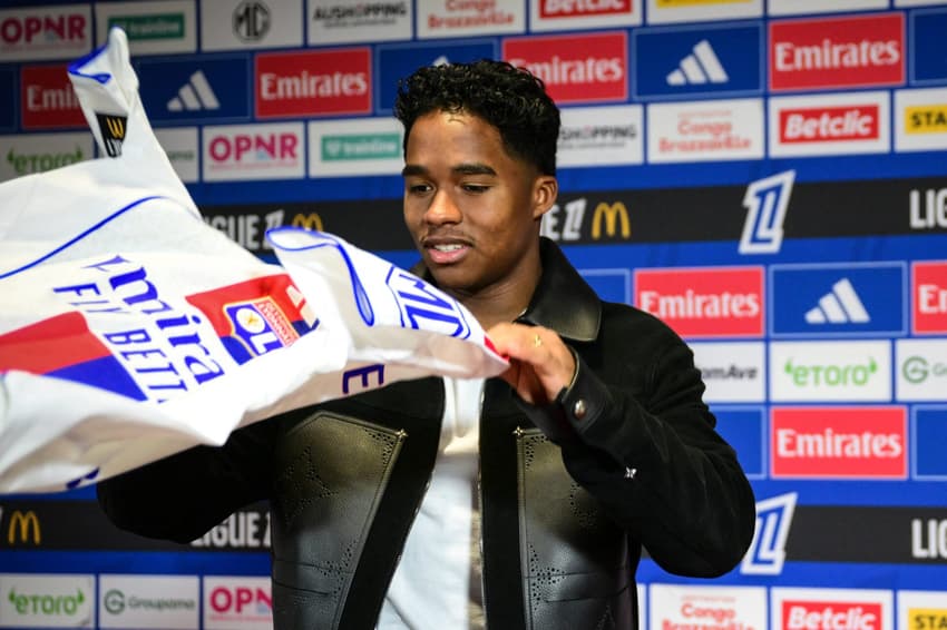 Endrick (#9) segura a camisa durante sua apresentação oficial no centro de treinamento do Lyon (Foto: Olivier Chassignole/AFP)