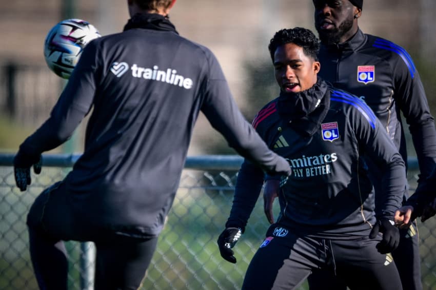 FBL-FRA-LIGUE1-LYON-TRAINING Endrick participa de treino pelo Lyon com os companheiros no centro de treinamento do Groupama OL, em Décines-Charpieu (Foto: Olivier Chassignole/AFP)