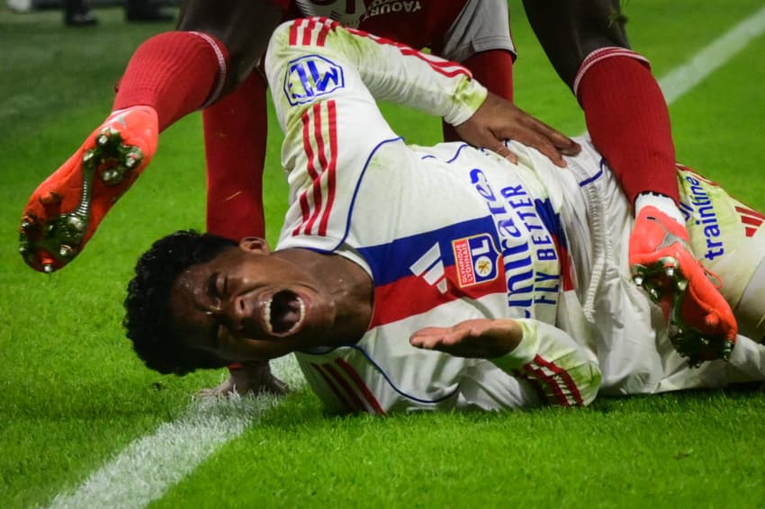 Endrick, do Lyon, sofre pancada durante a partida contra o Brest, válida pela Ligue 1 (Foto: Olivier Chassignole/AFP)