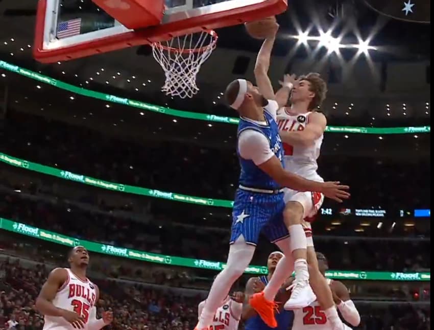 Enterrada de Matas Buzelis, do Chicago Bulls, em Jalen Suggs, do Orlando Magic (Foto: Reprodução/X @nba)