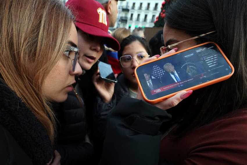 Venezuelanos que vivem na Espanha acompanham discurso de Trump após ação militar