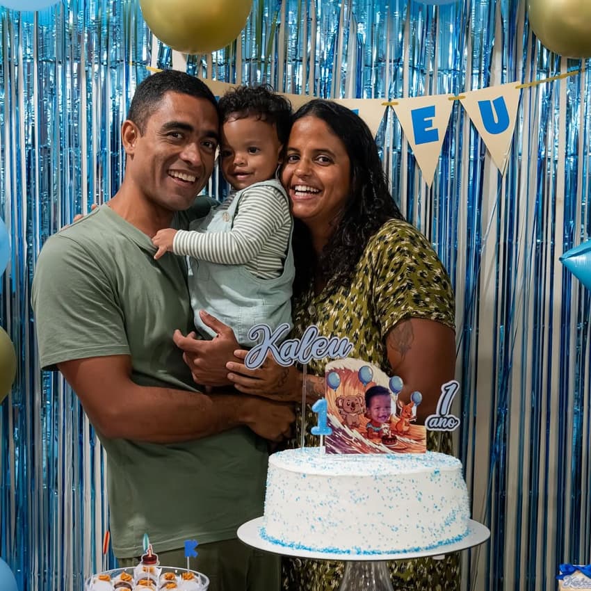 Etiene e o marido Fábio comemoram o primeiro aniversário de Kaleu
