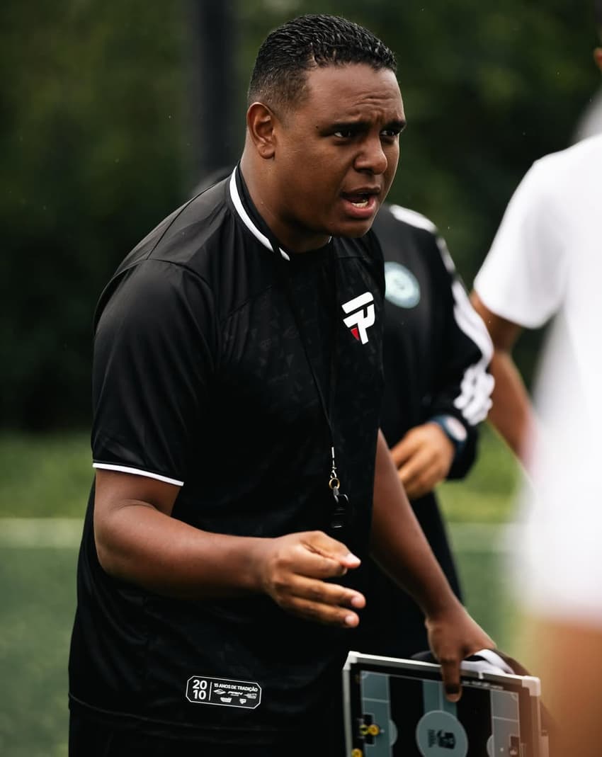 Felipe Pantera é treinador da equipe Desimpedidos