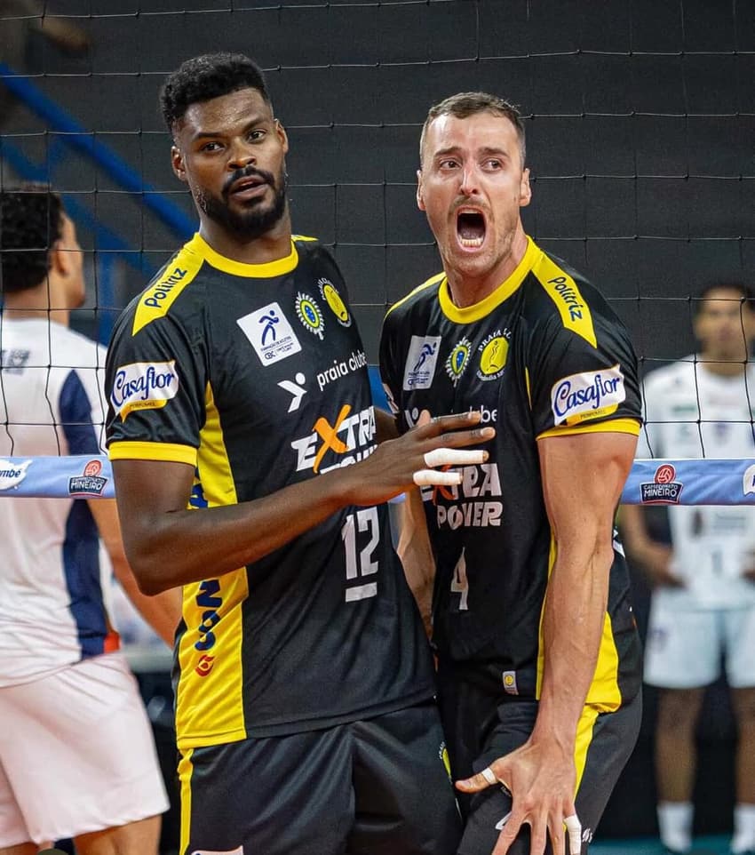 Isac (esquerda) e Franco (direita) durante jogo do Praia Clube (Foto: Reprodução Instagram)
