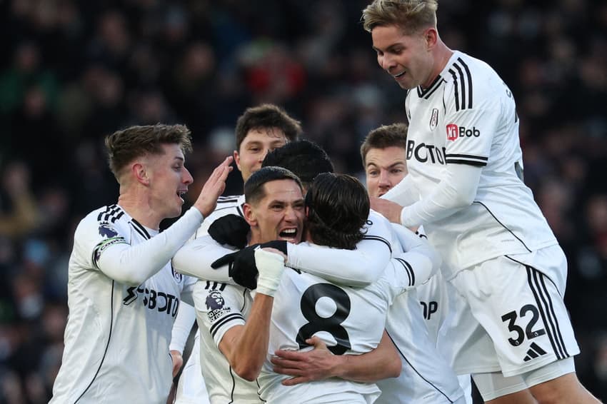 Jogadores do Fulham comemoram gol sobre o Liverpool na Premier League