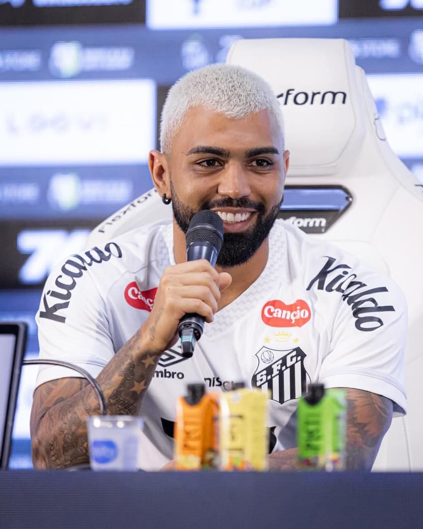 Gabigol durante entrevista coletiva de apresentação ao Santos. (Foto: Raul Baretta/Divulgação)