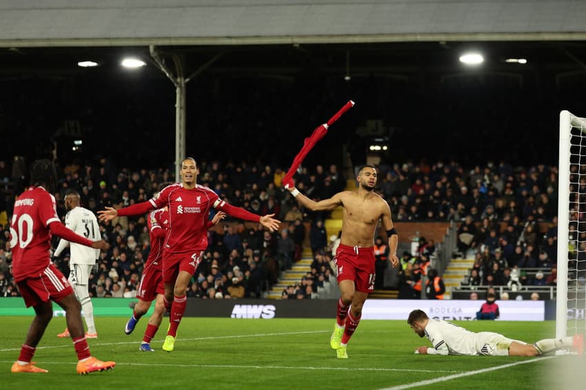 Cody Gakpo comemora o segundo gol que colocou do Liverpool à frente contra o Fulham (Foto: Adrian Dennis/AFP)