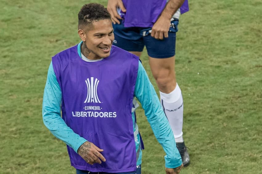 Paolo Guerrero aquece antes da partida entre Flamengo e Racing, válida pela Libertadores de 2023, no Maracanã (Foto: Maga Jr/Gazeta Press)