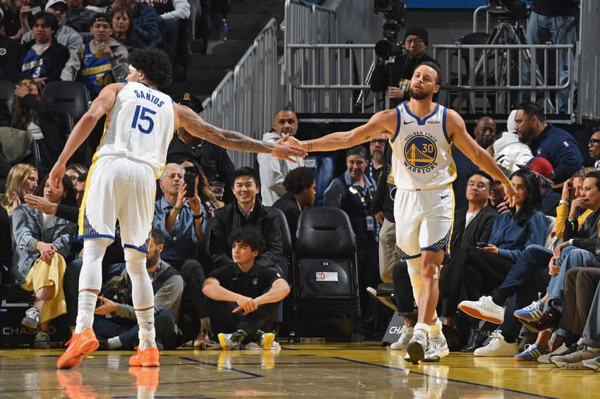 Gui Santos com Curry durante partida na NBA (Foto: Noah Graham / NBAE / Getty Images / Getty Images via AFP)