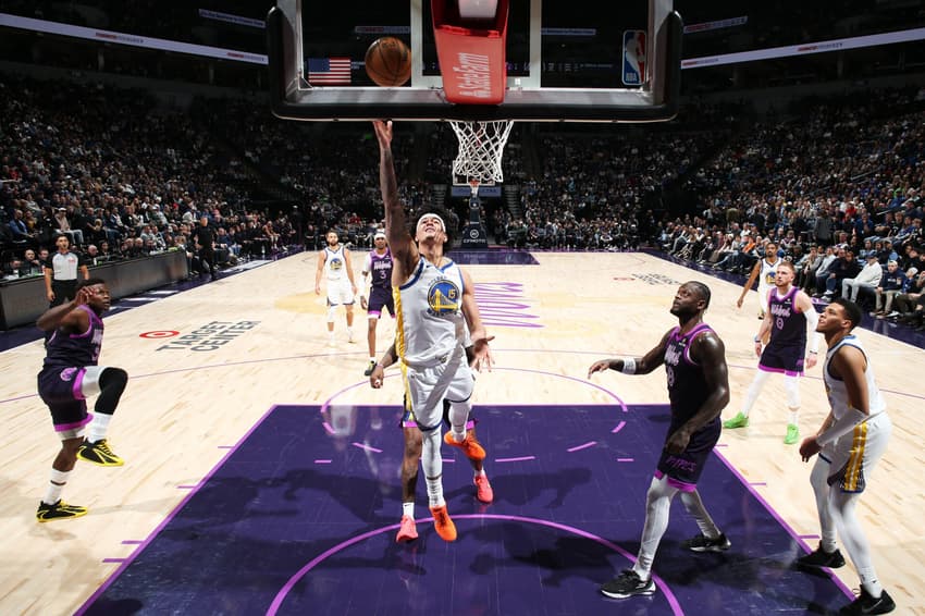 Gui Santos no jogo entre Warriors e Wolves na NBA (Foto: David Sherman/NBAE via Getty Images/AFP)