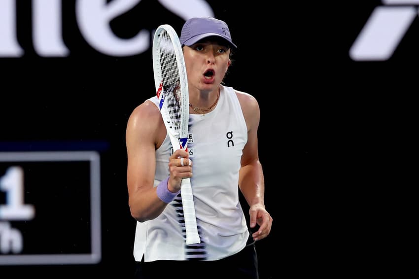 Iga Swiatek celebra vitória no Australian Open (Foto: Martin KEEP / AFP)