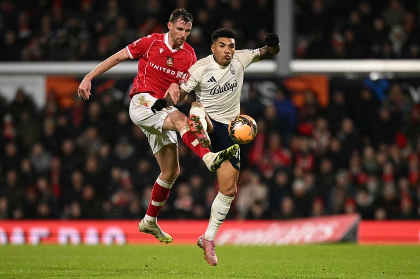 Dominic Hyam, do Wrexham, disputa bola com Igor Jesus, Nottingham Forest, pela FA Cup (Foto: Oli Scarff/AFP)