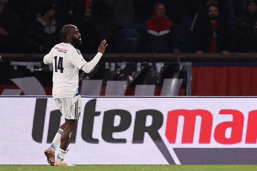 Jonathan Ikoné celebra o primeiro gol do Paris FC contra o PSG, em partida válida pela Copa da França, no Parc des Princes (Foto: Anne-Christine Poujoulat/AFP)