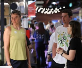 Bia Haddad e João Fonseca em visita ao Mercado Central de Adelaide (Divulgação)