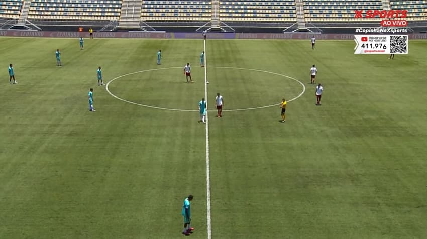 Fluminense iniciou o segundo tempo com uniforme branco (Foto: Reprodução/ X Sports)