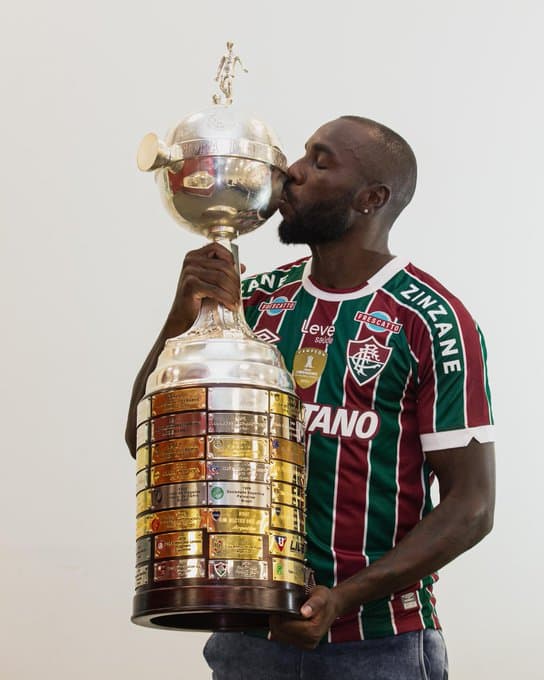 Manoel com a taça da Libertadores de 2023 do Fluminense (Foto: Divulgação)