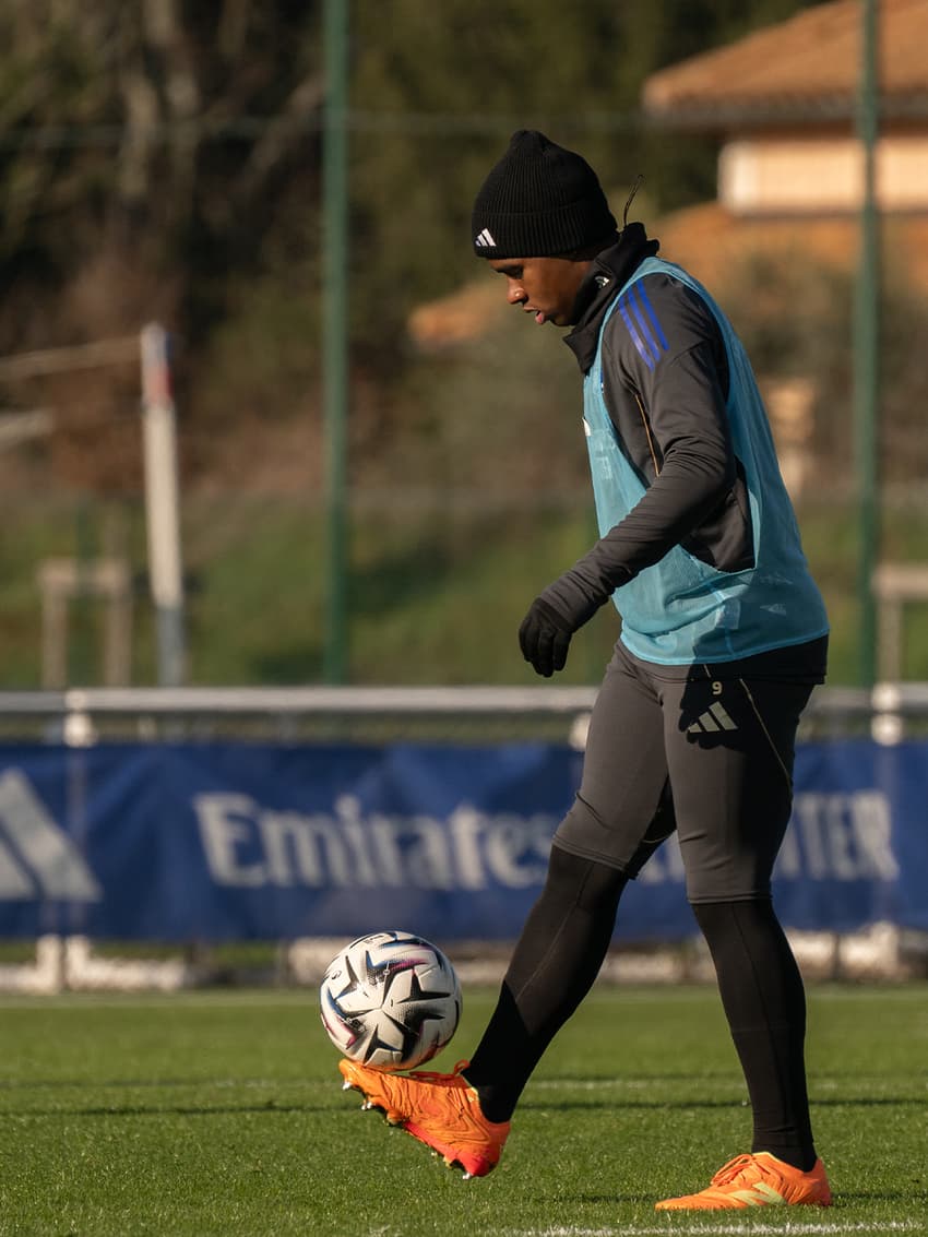 Endrick faz embaixadinha — Foto: Divulgação/Lyon