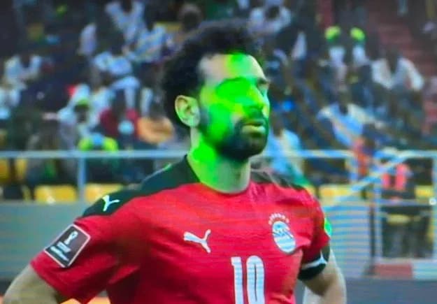 Mohamed Salah e outros jogadores do Egito foram alvo de diversos lasers durante a disputa de pênaltis contra Senegal (Foto: Reprodução)