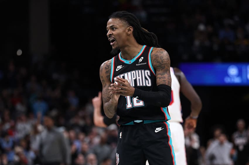Ja Morant em ação durante jogo entre Memphis Grizzlies e Philadelphia 76ers na NBA (Foto: Justin Ford/Getty Images/AFP)