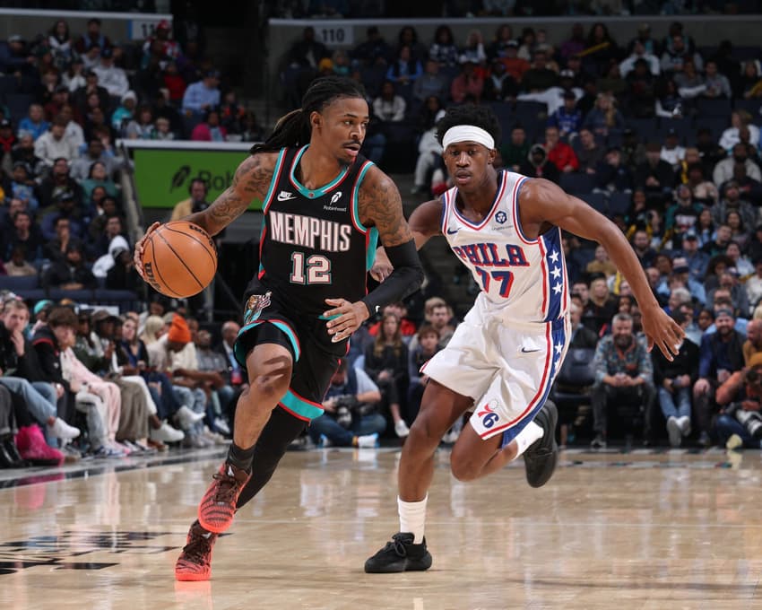 Ja Morant em ação durante jogo entre Memphis Grizzlies e Philadelphia 76ers na NBA (Foto: Justin Ford/Getty Images/AFP)