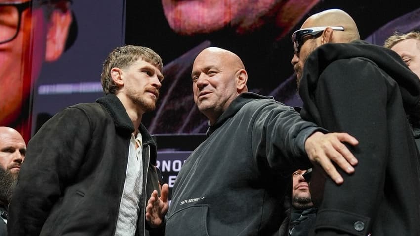 Jean Silva (esq) enfrenta Arnold Allen no UFC 324 (Foto: Reprodução Twitter ufc)