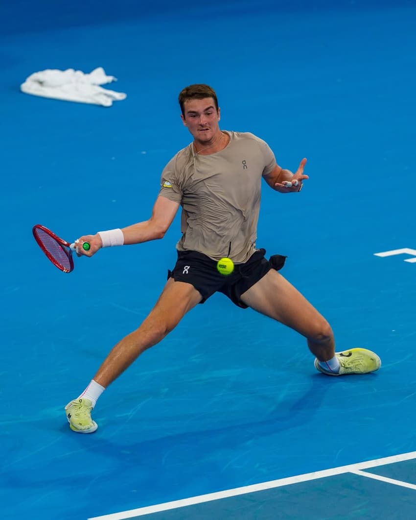 João Fonseca em treinamento para o ATP de Brisbane (Foto: Brisbane International)