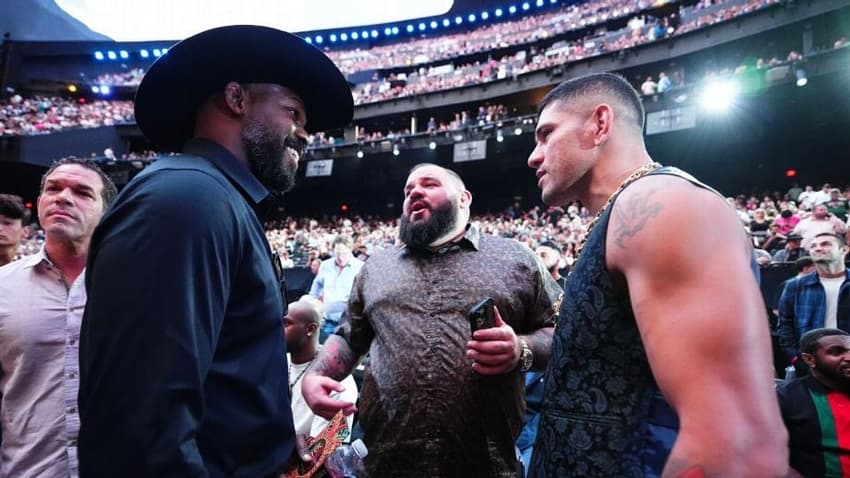 Jon Jones e Alex Poatan durante o Noche UFC (Foto: Jeff Bottari/UFC)