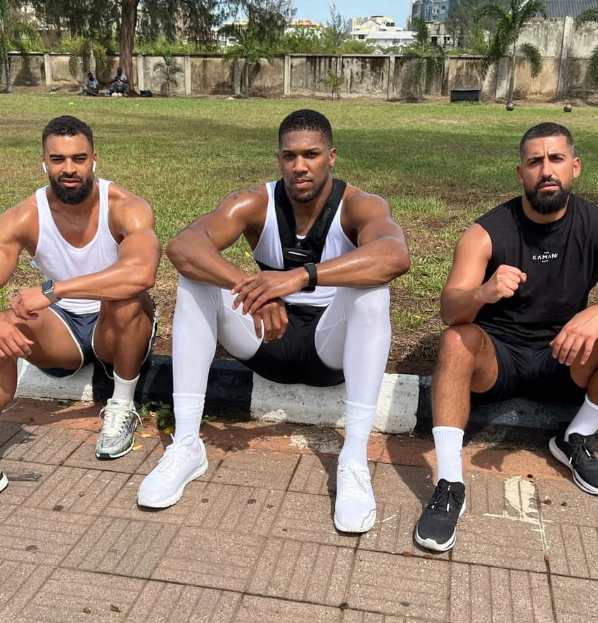 Anthony Joshua, entre Latif (esq) e Sina (dir) Foto: Reprodução Instagram Sina Ghami)