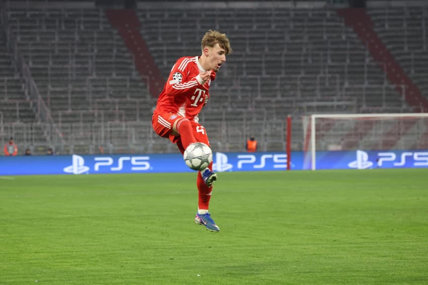 Lennart Karl, do Bayern de Munique, domina a bola contra o Royale Union St-Gilloise, em partida válida pela Champions League 2025/26 (Foto: Karl-Josef Hildenbrand/AFP)