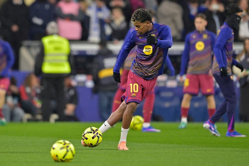 Lamine Yamal aquece antes de Espanyol x Barcelona (Foto: Manaure Quintero/ AFP)