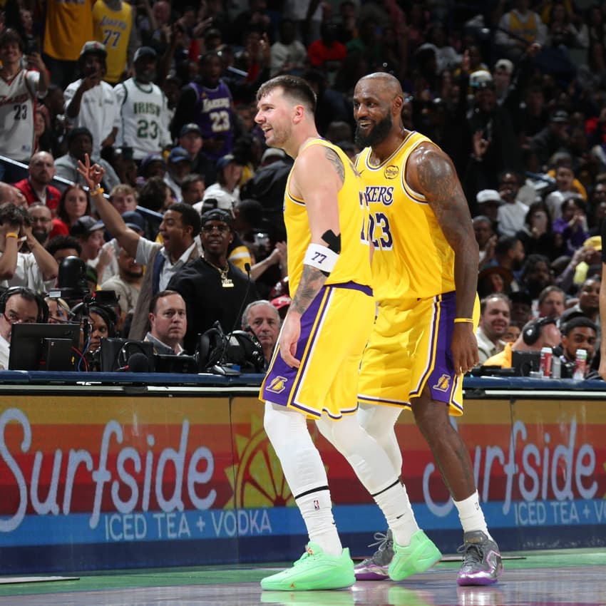 Lebron James e Luka Doncic comemoram cesta 'mágica' na NBA (Foto: Layne Murdoch Jr. / NBAE / Getty Images / Getty Images via AFP)