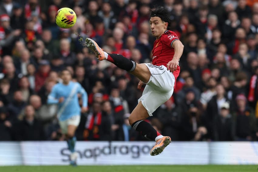 Lisandro Martínez no duelo entre Manchester United e Manchester City pela Premier League (Foto: Darren Staples / AFP)