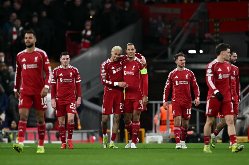 Champions League: Hugo Ekitike celebra o quarto gol do Liverpool ao lado de Virgil van Dijk na partida contra o Qarabağ, em Anfield (Foto: Paul Ellis/AFP)