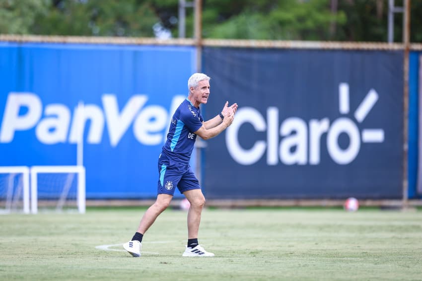 Luis Castro em treino do Grêmio visando a estreia no Gauchão (Foto: Lucas Uebel/Grêmio)