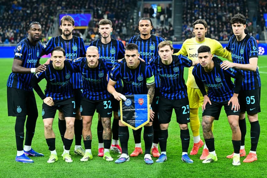 Luis Henrique (#11), à direita inferior, posa para foto ao lado do onze inicial da Inter de Milão antes do jogo contra o Arsenal (Foto: Stefano Rellandini/AFP)