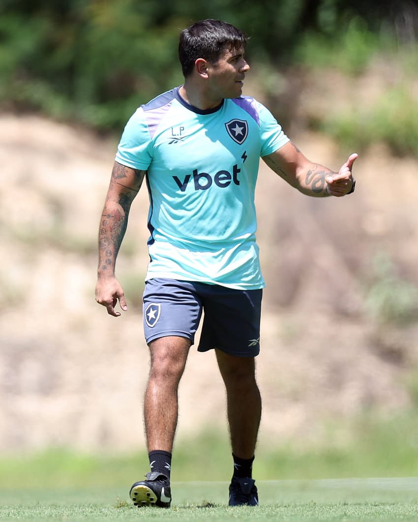 Luis Piedrahita, auxiliar de Martin Anselmi, em treino do Botafogo (Foto: Victor Silva/BFR)