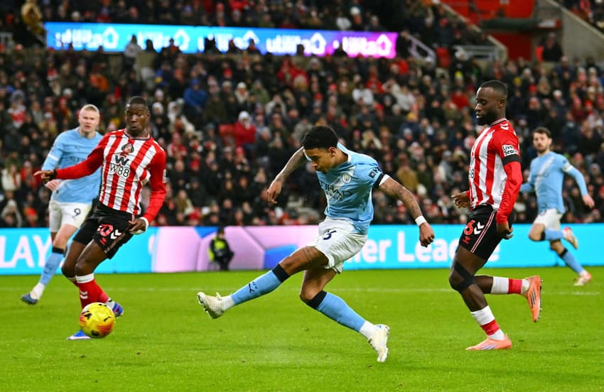 Savinho, do Manchester City, finaliza sem sucesso na partida contra o Sunderland, pela Premier League, no Stadium of Light (Foto: Andy Buchanan/AFP)
