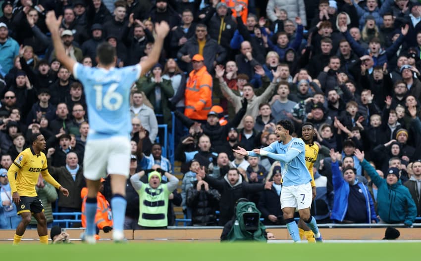 Omar Marmoush reclama pênalti por toque de mão durante jogo do Manchester City contra o Wolverhampton, Manchester, 24 de janeiro de 2026 (Foto: Darren Staples/AFP)