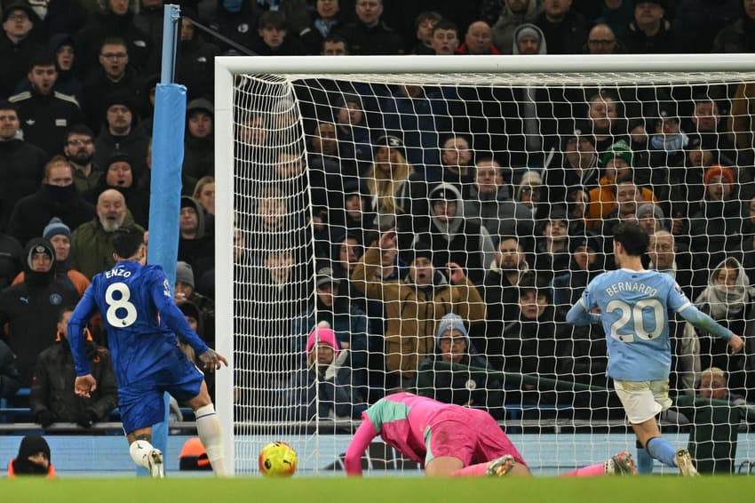 Enzo Fernández marcou o gol de empate do Chelsea contra o City nos acréscimos (Foto: Oli SCARFF / AFP)