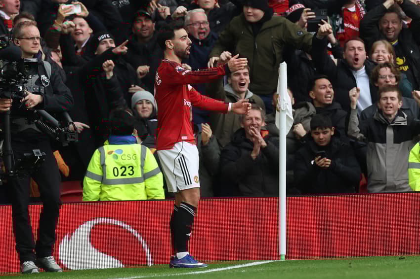Bruno Fernandes reclama de gol anulado em duelo entre Manchester United e Manchester City, pela Premier League (Foto: Darren Staples / AFP)