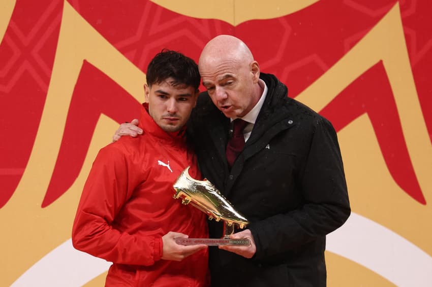 Brahim Díaz recebe prêmio de artilheiro da Copa Africana de Nações (Foto: FRANCK FIFE / AFP)