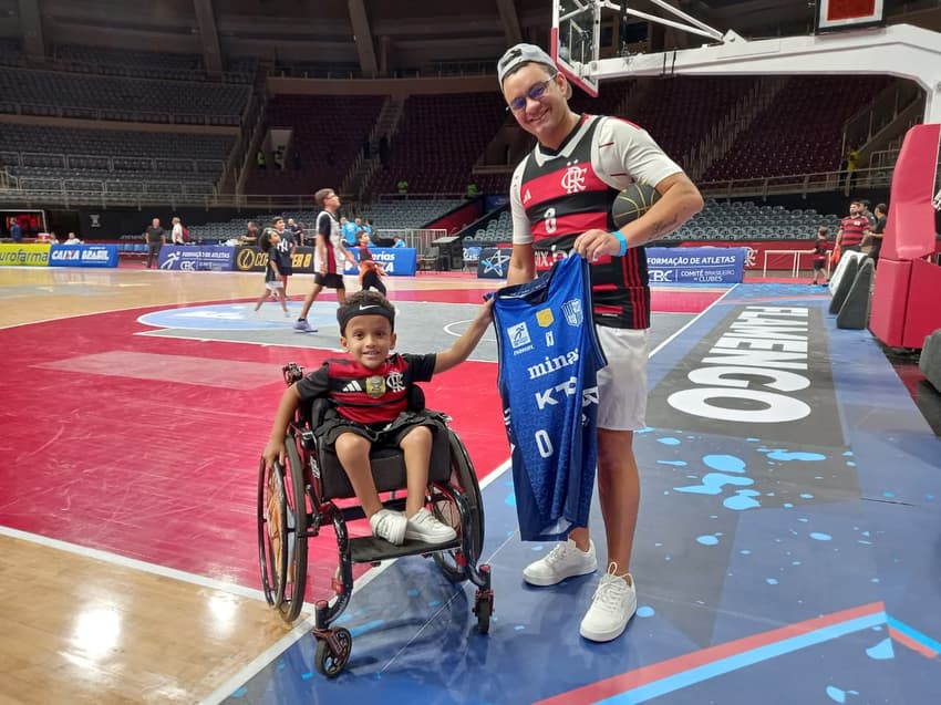 Lionel Messi e Douglas Santos com presente de Jordan Williams (Foto: Anna Ramos/Lance!)