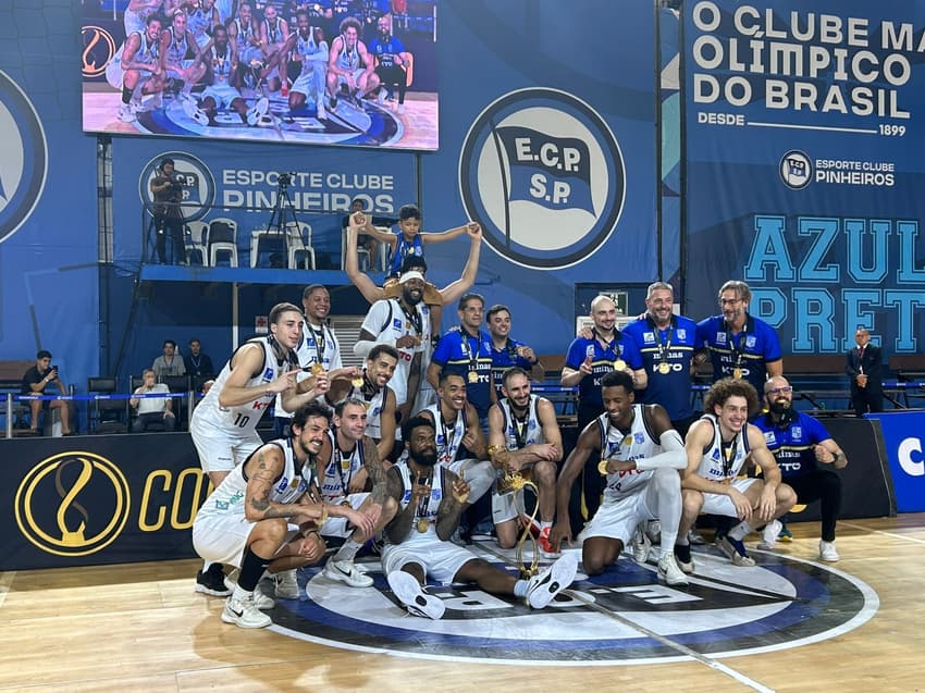 Minas recebe troféu de campeão da Copa Super 8 (Foto: Isabella Zuppo)