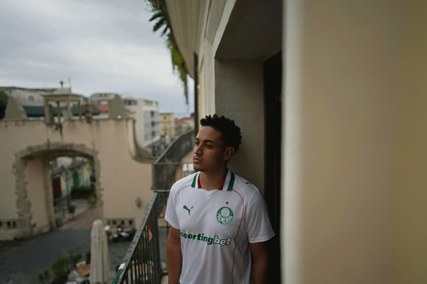 Uniforme número 2 tem gola polo e referências à Itália (Foto: Palmeiras/Divulgação)