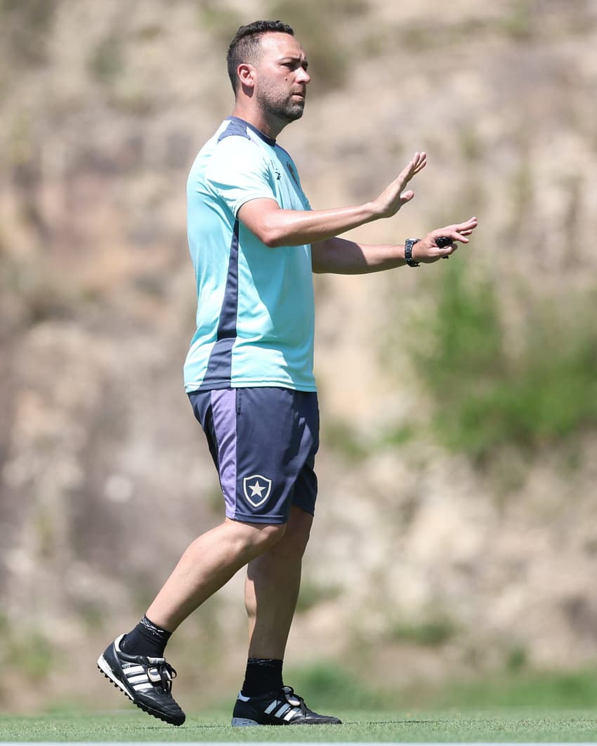 Pablo de Muner, auxiliar de Martin Anselmi, em treino do Botafogo (Foto: Victor Silva/BFR)